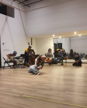 Maria Beraldo Instagram - hoje é o último dia de AUTORRETRATO! peça nova do @felipehirsch pra qual fiz a direção musical.

chamei essa banda dos sonhos pra tocar na peça (na qual eu não toco) e quero agradecer muito a cada ume desses músicos e artistas incríveis por essa jornada e por compartilharem suas musicalidades que amo ❤️

@bezerralello - guitas
@wan_dourado - violino
@jadsaaa - guita e voz
@marinabastossss - flautas
@bielbasile - bateria
@montorfano - teclas
@fabiosssaaa - baixos

um beijo no @thalin__ @urubudalama @enow______ @rodrigomancusi @pedrofasanaro @iambiajesus e todo o elenco e equipe e um abração nessa direção q mora no meu coração @felipehirsch e @juuar ❤️ e no querido diretor artístico @wado_goncalves 

viva!