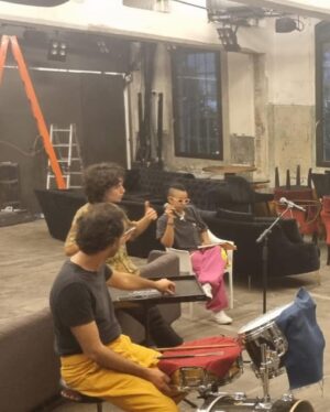 Maria Beraldo Instagram - hoje é o último dia de AUTORRETRATO! peça nova do @felipehirsch pra qual fiz a direção musical.

chamei essa banda dos sonhos pra tocar na peça (na qual eu não toco) e quero agradecer muito a cada ume desses músicos e artistas incríveis por essa jornada e por compartilharem suas musicalidades que amo ❤️

@bezerralello - guitas
@wan_dourado - violino
@jadsaaa - guita e voz
@marinabastossss - flautas
@bielbasile - bateria
@montorfano - teclas
@fabiosssaaa - baixos

um beijo no @thalin__ @urubudalama @enow______ @rodrigomancusi @pedrofasanaro @iambiajesus e todo o elenco e equipe e um abração nessa direção q mora no meu coração @felipehirsch e @juuar ❤️ e no querido diretor artístico @wado_goncalves 

viva!