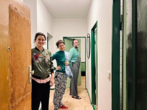Maria Beraldo Instagram - amanhã 4 de outubro @quartabe em Berlin no @km28berlin 

marquem seus migues aqui

vai ser, está sendo, show ✨

último vídeo é ouro!