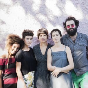 Maria Beraldo Instagram - por causa da comemoração de 10 ANOS da bandínea estamos revirando o baú das recordações e AFFFFMARIA, vivemos muita coisa juntes! quantas memórias, quantos momentos, quantas alegrias e perrengues que só quem tem um coletivo artístico conhece de verdade! a dor e a delícia de viver de arte no nosso brasilzão que a gente tanto ama.

já já síngou, álbum novo e show de lançamento, logo logo contamos as data tudo!

foto 01. negativo de um desenho do nosso gibi sobre o processo criativo da lição #2, feito por Deborah Salles
foto 02. show com participação de @naozzetti no Sesc paulista [foto de @carol.vidal08 ]
foto 03 e 06. festival ilha bela in jazz [foto de jean viduolis]
foto 04 e 05. momentos antes de subirmos pro nosso primeiro show no Sesc Pompéia, no jazz na fábrica com participação de juçara Marçal, em 2015 [foto de @josedeholanda_ ]
foto 07. show na Funarte em Brasília/DF [foto ?? se alguém souber os créditos, plis], Mariá entrando no palco de muletas!!! 🤯
foto 08. foto de divulgação para o lançamento do Lição #1 [ @daryandornelles ]