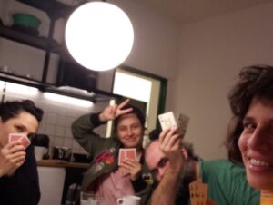Maria Beraldo Instagram - amanhã 4 de outubro @quartabe em Berlin no @km28berlin 

marquem seus migues aqui

vai ser, está sendo, show ✨

último vídeo é ouro!
