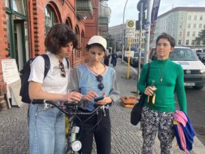 Maria Beraldo Instagram - amanhã 4 de outubro @quartabe em Berlin no @km28berlin 

marquem seus migues aqui

vai ser, está sendo, show ✨

último vídeo é ouro!
