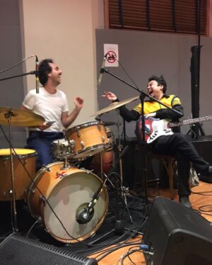Maria Beraldo Instagram - hoje é o último dia de AUTORRETRATO! peça nova do @felipehirsch pra qual fiz a direção musical.

chamei essa banda dos sonhos pra tocar na peça (na qual eu não toco) e quero agradecer muito a cada ume desses músicos e artistas incríveis por essa jornada e por compartilharem suas musicalidades que amo ❤️

@bezerralello - guitas
@wan_dourado - violino
@jadsaaa - guita e voz
@marinabastossss - flautas
@bielbasile - bateria
@montorfano - teclas
@fabiosssaaa - baixos

um beijo no @thalin__ @urubudalama @enow______ @rodrigomancusi @pedrofasanaro @iambiajesus e todo o elenco e equipe e um abração nessa direção q mora no meu coração @felipehirsch e @juuar ❤️ e no querido diretor artístico @wado_goncalves 

viva!