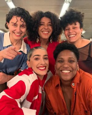Maria Beraldo Instagram - gatas sapatas ontem no show lindasso no @sescvilamariana 

amei!

hoje tem mais, vem!

direção de @_josyara 
com 
@mahmundi 
@jadsaaa 
@xulianalinhares 

e na banda de milhões
@lanaferreirabass 
@lemichelecordeiro 
@malkajulieta.b 
@michelleabu 

chega mais ❤️
vem de bonde