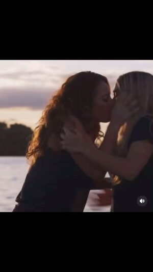 Maria Beraldo Instagram - minha versão de Eu Te Amo, de Chico e Tom, nessa cena lésbica com @nandacosta e @paollaoliveirareal em Justiça 2 da @globoplay 

todo o brejo comemora beijos lésbicos na tv pq só as queer sabem como fizeram falta cenas como essa na nossa adolescência, juventude - e ainda fazem. sabemos o q isso significa, e vale demais o frisson ✨

minha voz estar colada nessa importância é *da maior importância* pra mim. uma honra e uma responsabilidade. jajá tem disco novo com mais músicas lésbicas e queer pra vcs, meu brejo querido 🐸❤️