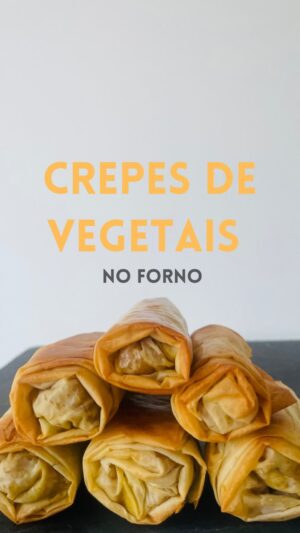 Maria Dias Instagram - 💛 CREPES DE VEGETAIS NO FORNO 💛

Ficam uma delícia! E pode usar outros legumes que tenha disponíveis.

1 pedaço de couve branca ou coração 
1 cenoura média
1 pedaço de alho de francês
Azeite/oleo de sesamo
Cerca de 1 c s molho de soja
Massa filo

Corte os legumes aos pedaços e depois triture-os no processador até ficarem picadinhos. Pode cortar com a faca também : )

Numa frigideira aqueça azeite ou oleo de sesamo. Salteie os legumes até estarem tenros (cerca de 5 mn). Junte molho de soja e envolva. Quando o molho de soja estiver completamente incorporado, está pronto.

Coloque num prato para arrefecer.

Estique a massa filo na bancada, dobre a meio. Coloque o recheio no fundo, pincele as bordas todas com água e enrole, como no vídeo.

Depois de todos prontos, pincele com azeite e leve ao forno a 180C durante 20 mn ou até estar dourado.

Coma quentes 💛

E paz no mundo 💛
