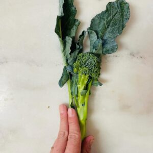 Maria Dias Instagram - Os vegetais de folhas verdes escuras são os reis dos vegetais. Claro que os outros são importantes, mas estes são gandapower. Altamente antioxidantes, cheios de ferro, vitaminas e mais, são os que quer ter no prato o ano todo. E há vegetais de folhas verde escuras o ano todo, é só ir variando. Como não há grande interesse da indústria em vender couves não há grande buzz sobre o assunto, como há relacionado com o açaí braileiro, goji berries chinesas e outros “superalimentos”. A verdade é que  a couve portuguesa, a penca, a couve do caldo verde, os brócolos (e as suas folhas!), grelos, nabiças, kale, espinafres, acelgas e outras plantas de folhas verdes escuras iriam para o top de super alimentos a comer sem qualquer moderação. Agora que vem aí o frio prepare-se com uma belas couvitas no prato todos os dias. Umas folhitas na sopa também contam, mas se puder aumentar a dose nem sabe o bem que lhe faz. Compre a quem as produza bem. Coma couves 💚