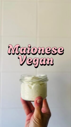 Maria Dias Instagram - ✨MAIONESE VEGAN ✨ express e com apenas 4 ingredientes

O meu livro Ecoguia Para Mudar o Mundo tem esta receita incrível e super rápida. 

Num copo coloque:

1/4 chávena de leite de soja sem açúcar
1/2 chávena de oleo (usei de girassol primeira pressão a frio e bio)
1 c chá de vinagre de cidra
1/2 c chá de sal
1 c chá de mostarda (se possível com sementes)

Triture até ficar bem cremoso. Pode adicionar sumo de limão, alho, tomate seco, ervas, o que mais gostar.

Use-a para todas as suas saladas de verão, mergulhar batatas e e barrar sandochas pra praia.