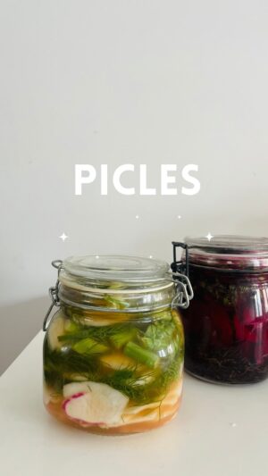Maria Dias Instagram - PICLES🥒
*simples e rápidos*

É a loucura cá em casa, estou a fazer picles de tudo. Os de beterraba são os meus favoritos. Peça ao seu produtor para lhe trazer mais quantidades agora que há com fartura e ponha-se a piclar. São ótimos, conserva os bons vegetais da estação e ainda tem um extra de probioticos para cuidar da microbiota do seu intestino. 

Precisa de:
👉Vegetais à escolha
(Aqui fiz uns com funcho e nabo, e outros com a rama do funcho, beterraba e as folhas da beterraba)
👉Frascos (os que tiver, desde que os ferva em água cerca de 10 mn)
👉1 chavena de água a ferver
👉1 chávena de vinagre (usei de cidra)
👉2 c chá sal
👉2 c chá açúcar mascavado

(Ou use metade da quantidade para frascos mais pequenos)

Coloque os vegetais lavados nos frascos esterilizados, junte a água a ferver, vinagre, sal e açúcar.

Tape e abane.

Coloque-os de cabeça para baixo.

Deixe pelo menos 2 semanas. Depois de abrir passe para o frigorífico. Duram muito tempo!

A água dos picles pode depois ser usada em molhos ou temperos, não a descarte, está cheia de coisas boas!

Bons picles! ♥️