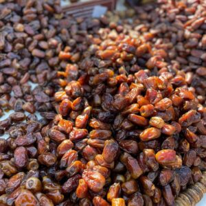 Maria Dias Instagram - Mercados. Nunca falha nas viagens. Nestes há grão de bico e favas cozidos e vendidos a granel (quero isso no meu bairro também!); legumes e frutas da estação, e um intenso aroma a hortelã e ervas aromáticas; arroz, cuscus, sêmola de milho, centeio e outros grãos a granel; leguminosas e ervas secas; tâmaras, um oceano de tâmaras, mas também muitos outros frutos secos e oleaginosas; com jeitinho ainda pode cortar o cabelo num barbeiro improvisado, e se tiver um ratito é só escolher umas das tajines feitas sobre lenha. Os mercados são uma experiência imperdível tirando a parte dos animais, que irei falar no próximo post. Para já queria só encher a mochila de tâmaras para levar.