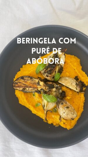 Maria Dias Instagram - BERINGELA ASSADA COM PURÉ DE ABÓBORA

Última chamada para as beringelas, que vão ficar na estação que passou, entram as abóboras para dar conforto enquanto chove. Vai tudo com casca, não queremos desperdícios comestíveis. Fica mesmo bom.

Para as beringelas
Beringelas q.b. (Usei pequenas mas se não encontrar use 1 para 2 pessoas, aos pedaços)
4 dentes de alho
1/2 ramo de salsa
Sumo de meio limão
Azeite
Sal

Para o puré
1/2 abóbora butternut cortada aos cubinhos
Azeite
Sal
Paprica fumada

1 chav de grão de bico
Azeite
Pimenta preta
Água q.b.

Corte as beringelas.
Pique o alho e a salsa. Junte o limão, azeite e sal e envolva nas beringelas. Asse durante 30 mn a 180C.

Corte a abóbora em cubinhos. Regue com um fio de azeite, sal e pitada de paprica fumada. Forno 30 mn a 180C.

Coloque o grão no processador, junte a abóbora assada e triture. Junte um fio de azeite e água até ficar cremoso. Rectifique os temperos.

Coloque o puré num prato, as beringelas por cima, fio de azeite, pimenta preta e ervinhas da estação (e usei umas folhinhas pequenas de uma manjericão que tenho aqui na minha cozinha quase a falecer).

Coma bem quentinho ❤️