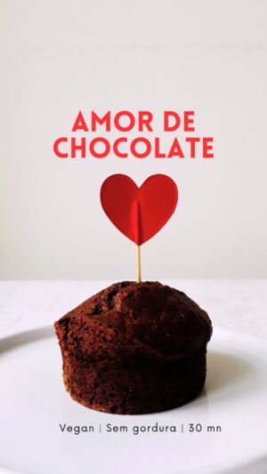 Maria Dias Instagram - ♥️AMOR DE CHOCOLATE♥️

Para quem quer partilhar amor com os Valentins e Valentinas, e para quer comer solo. Este bolinho apela aos sentidos todos, é um mergulho fofo, húmido e envolvente, e fica  incrível comido morno, acabadinho  de sair do forno. 

Para 2 bolinhos

♥️50 g farinha espelta 
♥️25 g farinha amêndoa
♥️35 g açúcar mascavado ou coco
♥️10 g cacau
♥️1/2 c chá fermento
♥️1/4 c chá de bicarbonato de sódio
♥️Pitada de sal

♥️40 g banana
♥️80 ml leite de aveia
♥️1 c chá vinagre cidra

♥️2 quadrados chocolate negro

Aqueça o forno a 180 ºC.

Coloque numa taça a farinha de espelta, a farinha de amêndoa (triturei amêndoas no moinho de café), o açúcar, cacau, fermento, bicarbonato de sódio e sal. Envolva.

Noutra taça, esmague a banana, junte o leite e o vinagre e envolva.

Junte os ingredientes secos aos húmidos e envolva.

Barre 2 ramequins com manteiga/oleo e unte com farinha. 

Divida a massa pelos 2 ramequins e leve ao forno durante 20 mn.

Deixe arrefecer 5 mn antes de os desenformar.

Mergulhe a colher e o coração ♥️