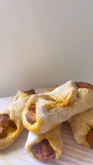 Maria Dias Instagram - Pão com chouriço ♥️

É um pão com chouriço evoluído, com farinha de espelta integral e chouriço do lado bom da força. Simples, fácil de fazer e super bom para levar para as festas.

♥️Para 4 pães médios
250 g de farinha de espelta (ou trigo)
1/2 saqueta de fermento de padeiro seco
Sal
120 ml de água morna (ou mais um pouco se estiver seca)
1 chouriço vegan

Colocar numa taça: a farinha, o fermento, a água e o sal e misturar. Se a massa estiver seca junte mais um pouco de água.

Amasse durante uns minutos. A massa é muito fofinha e satisfatória.

Forme uma bola e coloque na taça. Cubra com um pano e deixe a levedar 1 hora.

Retire a pele do chouriço (é plástico 😱) e corte o chouriço em rodelas. Frite ligeiramente num fio de azeite, de ambos os lados. Fritar vai dar uma gordura extra que faz toda a diferença no resultado final.

Quando a massa tiver duplicado de tamanho, retire-a da taça e divida-a em 4 partes. Espalme em forma circular e coloque rodelas de chouriço no centro. Cubra com as laterais, deixando algums chouriços a espreitar.

Leve ao forno durante 30 mm a 180C.

Coma quentinhos. Pode embrulhá-los num paninho para que fiquem mornos até ao momento de servir.