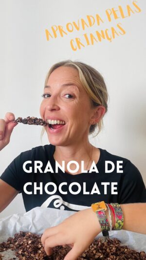 Maria Dias Instagram - 💕GRANOLA DE CHOCOLATE💕

Por razões de tempo tenho comprado granola bio já feita, mas, para além de ser cara e ser mais uma embalagem de plástico que tenho em casa, tem sempre ingredientes que eu não quero e açúcares em excesso. Resolvi testar esta em casa e fica uma delícia. Sempre que vou à cozinha roubo um ou outro cluster. Fica deliciosa com leite ou iogurte vegetal. O segredo é deixa-la assar lentamente, para o chocolate não queimar.

3 CHAV FLOCOS DE AVEIA GROSSOS
1 CHAV DE NOZES PICADAS GROSSEIRAMENTE (ou outra)
2 C. SOPA DE SEMENTES DE GIRASSOL (ou outra)
1/4 CHAV DE COCO RALADO
3 C SOPA DE AÇÚCAR DE COCO (OU OUTRO)
UMA PITADA DE SAL
1/3 CHAV DE CACAU EM PÓ
1/4 CHAV DE AZEITE
1/2 CHAV GELEIA DE ARROZ

Misturar todos os ingredientes numa taça.

Colocar num tabuleiro de ir ao forno, forrado com papel vegetal.

Levar ao forno a 150 ºC durante 20 mn. Desligar o forno e deixar a granola dentro do forno até arrefecer.

Quando estiver fria, colocar em frascos hermeticamente fechados, se não a comer toda de uma vez.