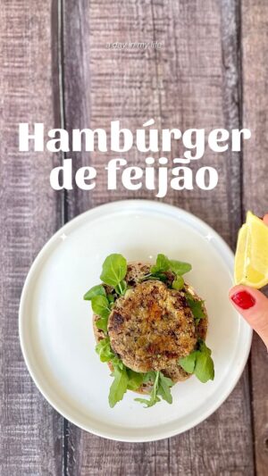 Maria Dias Instagram - A @wwfportugal convidou—me a criar uma receita com os ingredientes que me enviaram, para o projeto #Eat4Change, que quer consciencializar os jovens para a pegada climática da nossa alimentação. Hambúrgueres pareceu-me uma excelente opção! São cheios de coisas boas, cheios de sabor e fáceis de fazer! 

🌱Hambúrguer de feijão e cogumelos com salada de beringela assada🌱
 

🌱Para a salada:
1 beringela
Sal
Azeite

Descascar uma beringela, cortar aos pedaços, temperar com azeite e sal e levar ao forno a 180C durante 20 mn ou até estar tenra. Reservar.

🌱Para o hambúrguer:
6 tomates secos
4 a 5 cogumelos marron
1 cebola
1 dente de alho
1 chav arroz integral cozido
1 cebola
1 chav de feijão vermelho cozido
3/4 chav caju ou nozes
1/2 chávena de farinha de aveia

Corte grosseiramente os tomates secos e os cogumelos. Coloque no processador e triture até ficarem granulados.

Pique uma cebola e um alho e refogue no azeite, numa frigideira. Junte a mistura de cogumelos e refogue 5 mn. Tempere com sal.
Quando estiver pronto, coloque numa taça e junte o feijão.
Triture os cajus e o arroz integral no processador, até se formar uma bola. Adicione à taça de cogumelos.

Junte agora a farinha de aveia e rectifique os temperos. Envolva tudo e forme hambúrgueres com as mãos.

Coloque-os numa frigideira com um fio de azeite e doure de ambos os lados.

Sirve com pão, muitos verdes, a salada de beringela e sumo de limão. #eat4change