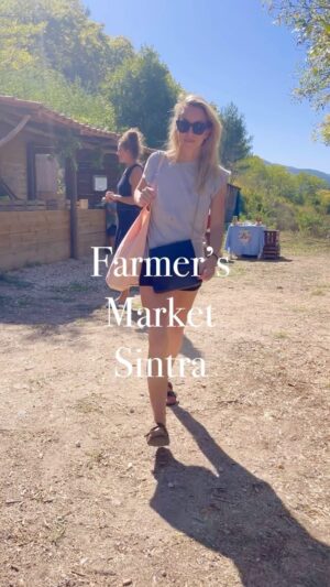 Maria Dias Instagram - Saia dos super e hipermercados e conheça os produtores perto de si. Este foi em Sintra, na @quinta_da_ribeira onde encontrei a querida Sara da @ecoexperience_pt que tem uma Nãotella absolutamente viciante (que sabe a Ferrero Rocher 🤭). E espanta-espíritos em capulana @capulanawithlove . Do mercado vê a quinta, vê como foi plantado o que está a comprar e vai comer. Procure produtores perto de si, apoie negócios locais, quem cuida bem desta terra e nos nutre bem também ✨