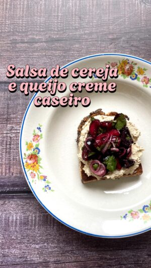 Maria Dias Instagram - 🍒Salsa de cereja com queijo creme caseiro 🍒

Minha nossa que bom que ficou e que simples que é! 

🍒Para a salsa de cereja
15 cerejas
Salsa picada
Alho francês em rodelas finas (ou cebolas)
Azeite
Sal
Vinagre de cidra

Misturar tudo e reservar.

🍒Para o queijo creme:
125 g tofu
1 alho picado
Azeite
Sal
Vinagre de cidra
Levedura nutricional 
Uma colherinha de miso branco

Triturar tudo.

Servir o queijo creme no pão com a salsa por cima. E que delícia que fica.

🍒♥️🍒♥️