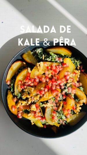 Maria Dias Instagram - 🥬SALADA DE KALE & PÊRA CARAMELIZADA🍐

Algo de fantástico acontece quando se vai a um mercado de produtores, a uma quinta ou se recebe um cabaz de legumes e fruta: a mente torna-se mais criativa. Temos que usar aqueles legumes e frutas, que, por serem da estação, ligam todos bem. É aproveitar para libertar essa chama criativa que há em si.

As minhas pêras já estavam pela hora da morte, por isso mesmo é que as resolvi usar. Mas não são uns amassos que me param: retire a parte amassada e guarde o que sobra. E coma. Ela está boa ainda, e cozinhada ainda vai ficar melhor.

Esta receita deu, para mim, para 2 refeições, se ainda tiver fome junte lentilhas ou grão-de-bico cozidos.

Precisa de:

4 a 5 ramos de kale
2 peras
1/4 de romã
Uma mão cheia de nozes
Azeite
Sal
pimenta preta
 
Para o molho de tahini:
1/4 de chav de tahini
Sum de 1/2 limão
Sal
1 c chá de mostarda com sementes
1 c chá de geleia de agave

Corte a kale em pedacinhos.

Junte os ingredientes do molho numa taça. Misture bem. Junte água até ficar cremoso.
 
Adicionar a kale, envolver com as manitas e massajar. Reservar.

Cortar a pera em gomos. Não precisa de tirar a casca.

Colocar numa frigideira com azeite e dourar. Quando estiver dourada polvilhe com um pouco de açúcar mascavado e caramelize-a.

Coloque a kale num prato, disponha a pera, ponha pimenta preta a gosto, polvilhe os bagos de romã e as nozes picadas.

E está pronto a comer. Mais rápido que um bitoque. Todo o charme do mês numa salada morna ❤️