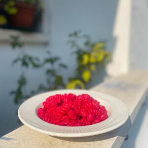 Maria Dias Instagram - Sucumbimos à febre cor-de-rosa e ainda bem, que foi maneira de por o pequeno a devorar beterrabas com prazer! Segue a receita viral que funciona super bem:

💖PINK PASTA 💖
1 beterraba média
1 cabeça de alho 
Azeite
Sal
2 a 3 colheres de sopa de tofu silken (a original leva queijo feta, também podem substituir por feta vegan)
Água q.b.
A massa que quiserem, usamos fusilli

Descasque e corte a beterraba em pedaços, coloque-num papel de alumínio, com um fio de azeite e sal. Feche como um embrulho e leve ao forno num tabuleiro durante 45mn.

Corte a cabeça de alho a meio, coloque-a em papel de alumínio, regue com um fio de azeite, embrulhe e leve ao forno durante 45 mn também.

Vai tudo ao forno, portanto, em cima de um tabuleiro 😌

Quando estiver tenro coloque a beterraba no processador, retire os dentes de alho que entretanto caramelizaram e junte o tofu silken ou feta. Junte água q.b. para ajudar a triturar até ficar um creme sedoso. Rectifique o sal.

Coza a massa. Quando estiver pronta, escorra e volte a colocar na panela com o molho e deixe borbulhar enquanto envolve. A massa vai ficar com este tom looooouco super rosa.

Devore, que fica uma delícia! 💖