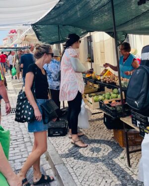 Maria Dias Instagram - Mercado de produtores de Loulé.  Acontece aos sábados de manhã à volta do mercado da cidade e é uma delícia. Fui na quimera de encontrar figos mas já só os encontrei secos. Pingo de mel secos da região são uma iguaria. Feliz por encontrar brócolos com folhas e floretes que não estão em estereoides como os que encontramos nos supermercados. Vários piri-piris para quem gosta de abusar do 🔥 . Marmelos, feijão verde, feijão fresco, os últimos tomates coração-de-boi ainda carregados de sabor e ainda encontrei mini pepinos para conservar em salmoura (depois passo-vos a receita). Em todo o lado perguntam se não quer coentros, fica um aroma a coentros por todo o lado, a erva que lembra sempre o Algarve. Leve sacos reutilizáveis e um grande para as compras todas- e compre a mais para poder fazer conservas para o ano e lembrar a abundância do Verão nos dias mais frios✨
