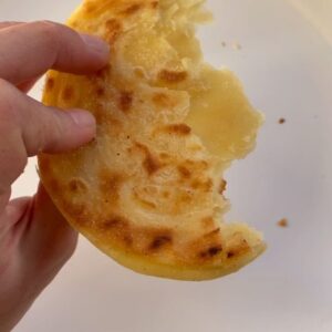 Maria Dias Instagram - O pequeno-almoço em Marrocos é divinal, qualquer que seja o deus ou allah que adore. É sempre vegetariano, vegan só mesmo o pão do post anterior, e as deliciosas compotas de figo, alperce e amlou sem mel.
Estas panquecas folhadas das fotos chamam-se msemen, são feitas frescas na chapa todas as manhãs e, tal como parecem, são uma maravilha. Podem-se comer doces ou salgadas e fazem-se com uma série de dobras e viragens para ficarem que nem uma massa folhada leve. São irresistíveis com Amlou. Ou Amlou não fosse das coisas mais irresistíveis para comer em Marrocos, não deixem de provar. É manteiga de amêndoa com óleo de argão, algumas levam mel também.
Bahgri são as panquecas alveoladas, das mais leves que já provei. Parece que estamos a comer uma renda sedosa. Fica deliciosa com fruta fresca (romã na estação) ou/e compota.
Café (tipo café turco, bem forte e bem bom), chá de menta fresquinho e sumo de laranja ou de romã também estão sempre no menu.
Comem-se muitos ovos, em omeletes finas a que juntam cebolinho e aromáticas ou cubinhos de pimento.
Azeitonas pretas curadas, bem diferentes das nossas, mais salgadas e aromáticas servem de contraponto entre os doces. 
Um pequeno-almoço num jardim, numa das ruas confusas ou num Riad valem mesmo a pena. São lentos, frescos e bem bons.