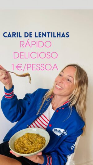 Maria Dias Instagram - 🍛CARIL DE LENTILHAS E ACELGAS🍛

Demolhe já as lentilhas, faça esta delícia para o fim de semana! Super simples fica uma maravilha, rende para 4 à vontade e dá cerca de 1€/pessoa. Receitas que não dão trabalho, rendem e são baratinhas dão muito jeito nesta altura. Aqui vai:

100 g lentilhas secas (cerca 1 1/2 chavenas) – 0,60€
2 c sopa de azeite – 0,22€
1 cebola – 0,155€
2 dentes de alho – 0,03€
1 cenoura – 0,10€
3 folhas de acelga (ou espinafres, couve, o que tiver) – 0,40€ 
1 c. sopa caril em pó - 0,18€
½ c chá de cominhos – 0,04€
½ c chá paprica fumada – 0,08€
1 lata de leite de coco bio – 2€
4 c sopa de concentrado de tomate – 0,42€
1 lata de leite de coco cheia de água
Uma pitada de sal

Demolhar as lentilhas 8 horas ou uma noite. Escorrer a água e lavar bem. Reservar.

Cortar a cebola em meias luas e picar o alho. Refogar no azeite até dourar.

Juntar a cenoura ralada e envolver.

Adicionar as especiarias e envolver.

Juntar as lentilhas, o leite de coco, as acelgas cortadas aos pedaços, o concentrado de tomate, a água e o sal.  Envolver e deixar cozinhar durante 20 mn.

Desligar e descansar 5 mn.

Pode comer assim mesmo, ou juntar um fio de iogurte e ervas aromáticas, com arroz ou chapatis.