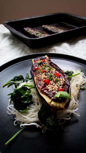 Maria Dias Instagram - BERINGELA COM MISO

Receitinha do livro Vegan Gourmet, a beringela e o miso são um caso de amor grave.

Corte as beringelas com o corte diamante do vídeo Dicas de Chef (o antepenúltimo aqui no feed).

Coloque-as numa frigideira com óleo de sésamo e deixe dourar, dos 2 lados.

Numa tigela misture:
1/4 de chav. de miso branco
1 c. Sopa de açúcar mascavado
2 c. Sopa de vinagre de arroz

Coloque as beringelas douradas num tabuleiro de ir ao forno, barre com a pasta de miso e leve ao forno a 180ºC durante 30 a 45mn, dependendo do tamanho das beringelas. Devem estar bem tenras. A casca também se come.

Polvilhe com sésamo e cebolinho ou coentros picados no momento de servir.

Coma muitas!
