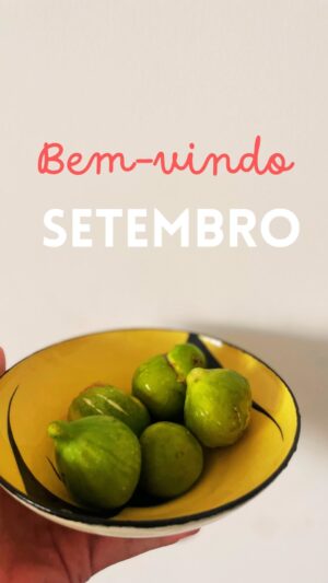 Maria Dias Instagram - Bem-vindo, Setembro! É um belo mês para recomeços, agora que temos a pele douradinha e os cabelos ainda com memória do sal. No menu este mês temos: os legumes da estação no prato, receitas, dicas de chef, porquês sobre sustentabilidade na alimentação e mais algumas novidades. Tenho um pequeno intruso no vídeo. Não é difícil de o descobrir 😁 Vai ser um bom mês! Comece já a encher o prato com muitos legumes 💚