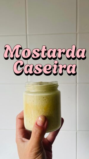 Maria Dias Instagram - ✨MOSTARDA CASEIRA✨
5 Ingredientes e express

Porque comprar feito quando pode fazer facilmente em casa? Fica muito mais económico, saudável e sem desperdício ✨

Precisa de:
✨1/4 de chávena de sementes de mostarda (usei amarelas)
✨1/2 chávena de vinagre de cidra do bom
✨3 c sopa de azeite
✨1 c chá bem cheia de agave (ou mais se precisar)
✨Uma pitada de sal

Demolhe as sementes em água durante pelo menos 2 horas.

Descarte a água.

Coloque as sementes num copo alto e junte todoa os ingredientes.

Triture até ficar cremosa. Está feita! ✨

Guarde no frio e coma um dia depois para os sabores assentarem (também pode comer logo mas fica melhor umas horinhas depois).

✨Nota: esta mostarda é semelhante à francesa, de Dijon, fica deliciosa em vinagretes!
Sabia que as sementes de mostarda são suoer antioxidantes, ajudam na digestão, são anti-inflamatórias e são mesmo usadas como medicina?