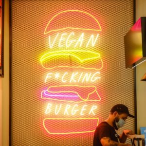 Maria Dias Instagram - Consultorias bonitas! O @mother.burger tem um menu melhorado por mim 💘 Novo hambúrguer, novos molhos, melhorias no hambúrguer tradicional de feijão preto e nos nuggets, e posso garantir que ficou 🔝! Tudo vegan, tudo feito à mão com bons ingredientes, disponível nas várias lojas de Lisboa e por uber eats 🤤