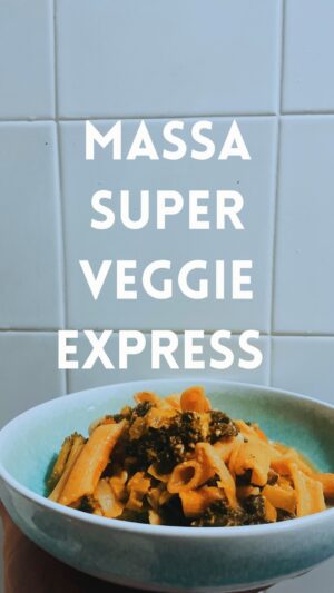 Maria Dias Instagram - ✨MASSA SUPER VEGGIE ✨ cozy cozy express sem desperdício 

Esta massa é o top 1 das minhas refeições desde que começou o frio. Uso as sobras todas de legumes do meu frigorífico, vou variando os legumes e fica sempre bem. O segredo está na cremosidade do molho, que se consegue com uma colherada de tahini. É logo um boost de cálcio e ácidos gordos bons para aquecer o corpitxo.
Use os talos, as sobras de legumes que tiver, fica sempre bom!

1 cebola
1 alho
1 folha de louro
Azeite

Refogue.

1/2 ramo de brocolos, talos picados, floretes inteiros
1/2 alho francês (a parte verde escura também!) em rodelas finas
1 cenoura sem tirar a casca porque a cenoura não tem casca, em quadradinhos
1 mão de kale, cortada grosseiramente 
Uns cogumelos, cortados
Sal
1 c sopa generosa de pasta de tomate
1 c sopa generosa de tahini
Água até cobrir tudo

Junte tude tude tude! Tape e deixe ferver.

2 mãos de massa de lentilhas coral (ou de outra leguminosa)

Junte a massa e envolva tudo. Tape e cozinhe até estar tenra, cerca de 10 mn.

Prontinho! Uma dose de cozy cozy super veggie e  conforto no prato.