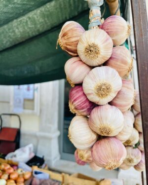 Maria Dias Instagram - Mercado de produtores de Loulé.  Acontece aos sábados de manhã à volta do mercado da cidade e é uma delícia. Fui na quimera de encontrar figos mas já só os encontrei secos. Pingo de mel secos da região são uma iguaria. Feliz por encontrar brócolos com folhas e floretes que não estão em estereoides como os que encontramos nos supermercados. Vários piri-piris para quem gosta de abusar do 🔥 . Marmelos, feijão verde, feijão fresco, os últimos tomates coração-de-boi ainda carregados de sabor e ainda encontrei mini pepinos para conservar em salmoura (depois passo-vos a receita). Em todo o lado perguntam se não quer coentros, fica um aroma a coentros por todo o lado, a erva que lembra sempre o Algarve. Leve sacos reutilizáveis e um grande para as compras todas- e compre a mais para poder fazer conservas para o ano e lembrar a abundância do Verão nos dias mais frios✨