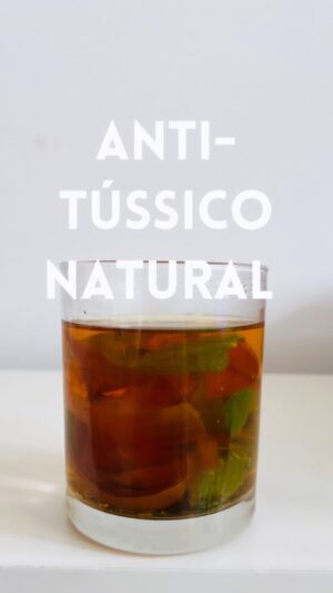 Maria Dias Instagram - 🌱Anti-tússico natural 🧅 

Foi o que me salvou depois de noites a tossir e já estar a desesperar 🤧 Experimentei xaropes da tosse, anti-histamínicos, anti-tússicos e expetorantes e nada funcionou, a não ser este blend natural.
Se também anda com tosse desse lado, experimente. A Natureza tem tudo o que precisamos.

👉Cascas de 1 a 2 cebolas
👉1 c sopa bem cheia de tomilho (usei seco mas pode ser fresco)
👉1 mão cheia hortelã (eu já tinha gasto a minha quando fiz o vídeo, use mais se tiver)

Lave as ervas e ferva durante 5 mn com tampa.

Coe e sirva. Fica melhor se adoçar.

Conte-me aqui se funcionou 👇