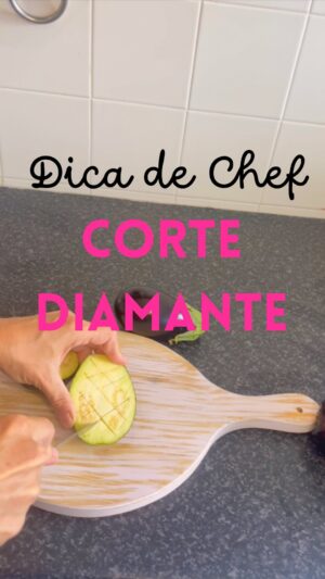 Maria Dias Instagram - ✨Rubrica nova!! ✨Nas Dicas de Chef vamos aprender técnicas simples para usar no dia-a-dia que tornam a comida boa ainda melhor. Os legumes têm super poderes e uma maneira de os activar é sabendo cortes básicos. O corte em diamante é perfeito para legumes carnudos: o tempo de cocção é mais rápido, os temperos absorvem melhor e a apresentação fica linda. Partilhem comigo quando experimentarem e fiquem atent@s à próxima receita que usa este corte e fica divinal! Tal como este corte, digo-vos só para ✨shine bright like a diamond✨