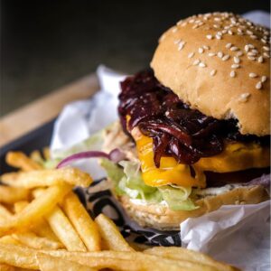 Maria Dias Instagram - Consultorias bonitas! O @mother.burger tem um menu melhorado por mim 💘 Novo hambúrguer, novos molhos, melhorias no hambúrguer tradicional de feijão preto e nos nuggets, e posso garantir que ficou 🔝! Tudo vegan, tudo feito à mão com bons ingredientes, disponível nas várias lojas de Lisboa e por uber eats 🤤