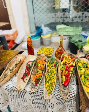 Maria Dias Instagram - Mercado de produtores de Loulé.  Acontece aos sábados de manhã à volta do mercado da cidade e é uma delícia. Fui na quimera de encontrar figos mas já só os encontrei secos. Pingo de mel secos da região são uma iguaria. Feliz por encontrar brócolos com folhas e floretes que não estão em estereoides como os que encontramos nos supermercados. Vários piri-piris para quem gosta de abusar do 🔥 . Marmelos, feijão verde, feijão fresco, os últimos tomates coração-de-boi ainda carregados de sabor e ainda encontrei mini pepinos para conservar em salmoura (depois passo-vos a receita). Em todo o lado perguntam se não quer coentros, fica um aroma a coentros por todo o lado, a erva que lembra sempre o Algarve. Leve sacos reutilizáveis e um grande para as compras todas- e compre a mais para poder fazer conservas para o ano e lembrar a abundância do Verão nos dias mais frios✨