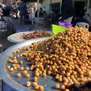 Maria Dias Instagram - Mercados. Nunca falha nas viagens. Nestes há grão de bico e favas cozidos e vendidos a granel (quero isso no meu bairro também!); legumes e frutas da estação, e um intenso aroma a hortelã e ervas aromáticas; arroz, cuscus, sêmola de milho, centeio e outros grãos a granel; leguminosas e ervas secas; tâmaras, um oceano de tâmaras, mas também muitos outros frutos secos e oleaginosas; com jeitinho ainda pode cortar o cabelo num barbeiro improvisado, e se tiver um ratito é só escolher umas das tajines feitas sobre lenha. Os mercados são uma experiência imperdível tirando a parte dos animais, que irei falar no próximo post. Para já queria só encher a mochila de tâmaras para levar.