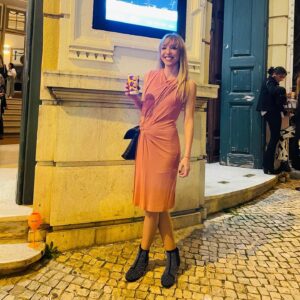 Maria Dias Instagram - Prémios NIT ! Foi super giro, leve e interessante! As actuações de @janeiromusic , @mimicat_music e @ff_fernandofernandes foram sublimes, a @uppa_animais ganhou o prémio PiT, a Rita Blanco cascou em quem compra animais, o chef @henriquesapessoa ganhou como melhor chef, e na minha categoria ganhou a @enfermeiracarmen , bem merecido pelo trabalho a que se tem dedicado ♥️ 
Foi uma noite 🔝 ! A @revista_nit está de parabéns!
