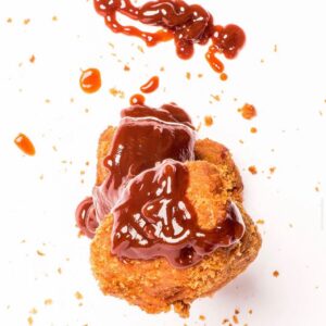 Maria Dias Instagram - Consultorias bonitas! O @mother.burger tem um menu melhorado por mim 💘 Novo hambúrguer, novos molhos, melhorias no hambúrguer tradicional de feijão preto e nos nuggets, e posso garantir que ficou 🔝! Tudo vegan, tudo feito à mão com bons ingredientes, disponível nas várias lojas de Lisboa e por uber eats 🤤