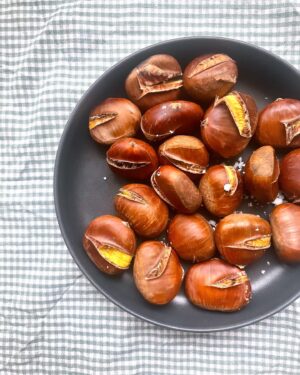 Maria Dias Instagram - 🌰Chegaram ✨ para compensar o coração de quem não gosta de frio, aquece o estômago com castanhas. Eu adoro!

✨ Receita de castanhas assadas

eu faço-as da forma mais simples: dou-lhe um golpe, não de karaté mas um corte simpático com uma faquita, coloco-as num tabuleiro, pitada de sal e forno a 180C durante 20 a 30 mn, dependendo do tamanho. Ficam ótimas. Já se sabe que é sempre lotaria. Algumas não tiram o pijama, outras têm bicho e outras sabem a sabão, mas quando vem aquela boa, tenra, com uma pepita de sal no meio, valeu a pena.