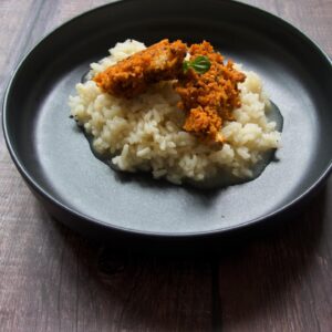 Maria Dias Instagram - Vi televisão nas férias e apanhei um concurso de chefs. Percebi que chamam “proteína” a tudo que seja animal. E que qualquer prato que não tenha a “proteína” fica perneta. É pena. Porque carne ou peixe não são proteína. É como se olhassemos para a fruta e lhe chamassemos vitamina. Ou hortaliças serem ferro. E feijão, proteína #2. 
Já viram o quão redutor é chamar um macronutriente ou nutriente a um alimento complexo? 
Está profundamente errado divulgar num canal público a ideia falsa de que a “proteína” (animal) é fundamental num prato, sobretudo numa sociedade doente por excesso de proteína, e num planeta a explodir com o excesso de consumo de “proteína”.

Está profundamente errado que se designe “proteína” a carne e o peixe. E que os animais usados sejam, mais uma vez, reduzidos a um nome circunstancial, que desumaniza ainda mais o seu uso e abate.

Os concursos de chefs ou programas de culinária podem (devem) ser interessantes e educativos, sobretudo na televisão pública. E, pelo que sei, a última vencedora ganhou com um prato sem proteína. Vá lá, chamem os certos nomes às coisas, chega desta febre insana de proteína, ainda para mais em prime time. 

Esta foto é de um Arroz de Carqueja com Pleurotus em Vinha d’alhos Panados, do livro Vegan Gourmet, e garante a pés juntos que não lhe falta proteína nenhuma.