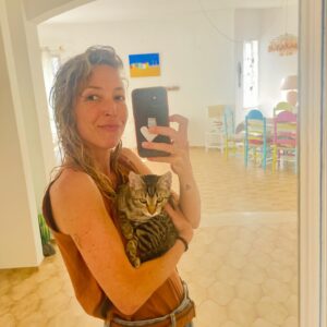 Maria Dias Instagram - Digam olá ao Mochi! 
O meu filho adora gatos e sempre quis ter um gatinho. No seu aniversário de 9 anos ofereci-lhe um voucher (home made) que dizia que podia ter um gatinho desde que aparecesse um que precisasse de ser adoptado. Apareceu rapidamente este sacanita amoroso na sequência de um apelo para adoção de uma ninhada nascida na rua.
E a nossa casa animou-se muito desde então. Os gatos ensinam-nos muitas coisas. Ele diverte-se com todas as pequenas coisas: uma sombra na parede, um cotão a voar pelo chão, os nossos dedos do pés. Tudo é divertido e leve para ele. Quando quer comer chama-nos. Dorme indecentemente o dia todo. Escala-nos quando ter ter mimos e tem acessos de amor intensos, com turras contra a nossa cara. Enrola-se nas nossas pernas. Faz sprints pelo corredor. Brinca com os cães como se fosse do tamanho deles, numa coreografia de ninja estratega de quem tem em si mais confiança e inteligência do que tamanho. Andamos orgulhosamente arranhados e mordidos destes acessos de amor.
Passaram 3 meses desde chegou e já nem nos lembramos de como era a casa sem ele. 
Pronto, está devidamente apresentado aqui, depois de nos ter arrebatado os corações ♥️ adopte sempre!