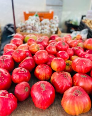 Maria Dias Instagram - Mercado de produtores de Loulé.  Acontece aos sábados de manhã à volta do mercado da cidade e é uma delícia. Fui na quimera de encontrar figos mas já só os encontrei secos. Pingo de mel secos da região são uma iguaria. Feliz por encontrar brócolos com folhas e floretes que não estão em estereoides como os que encontramos nos supermercados. Vários piri-piris para quem gosta de abusar do 🔥 . Marmelos, feijão verde, feijão fresco, os últimos tomates coração-de-boi ainda carregados de sabor e ainda encontrei mini pepinos para conservar em salmoura (depois passo-vos a receita). Em todo o lado perguntam se não quer coentros, fica um aroma a coentros por todo o lado, a erva que lembra sempre o Algarve. Leve sacos reutilizáveis e um grande para as compras todas- e compre a mais para poder fazer conservas para o ano e lembrar a abundância do Verão nos dias mais frios✨