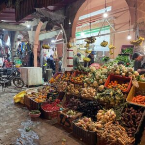 Maria Dias Instagram - Mercados. Nunca falha nas viagens. Nestes há grão de bico e favas cozidos e vendidos a granel (quero isso no meu bairro também!); legumes e frutas da estação, e um intenso aroma a hortelã e ervas aromáticas; arroz, cuscus, sêmola de milho, centeio e outros grãos a granel; leguminosas e ervas secas; tâmaras, um oceano de tâmaras, mas também muitos outros frutos secos e oleaginosas; com jeitinho ainda pode cortar o cabelo num barbeiro improvisado, e se tiver um ratito é só escolher umas das tajines feitas sobre lenha. Os mercados são uma experiência imperdível tirando a parte dos animais, que irei falar no próximo post. Para já queria só encher a mochila de tâmaras para levar.