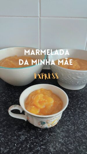 Maria Dias Instagram - MARMELADA DA MINHA MÃE

Eu cresci a comer pão com marmelada. A minha avó fazia marmelada, a minha tia, a minha irmã e a minha mãe. Todas diferentes, todas com preparações diferentes e todas deliciosas. Esta é a da minha mãe, e é uma maravilha, que o diga o meu filho que já comeu as tigelas quase todas.
A minha avó descascava os marmelos crus (que é difícil e chato, sejamos honestos), cozia e passava-os no passe-vite.
A minha mãe resolveu a parte complicada cozendo-os primeiro, descascando depois de cozidos e triturando-os com a varinha mágica. É quando o ancestral encontra os tempos actuais. O resultado é uma delícia.
Açúcar? Sim, sempre se usou para conservar. Geralmente usa-se metade do peso da fruta, nós usamos menos um pouco. Sem açúcar não conserva. Escolha mascavado ou amarelo, funciona bem.

700 g de marmelos
350 a 400 g de acucar
Sumo de meio limão

Corte os marmelos ao meio de coza-os com casca. Guarde a água da cozedura.

Retire-os quando estiverem tenros. Retire a casca e sementes. Se quiser guarde as cascas e sementes para fazer geleia.

Triture os marmelos com a varinha mágica até ficarem cremosos. Junte água da cozedura para ajudar. Adicione o sumo de meio limão.

Junte açúcar e envolva. 

Cozer novamente, mexendo sempre, até engrossar, cerca de 15 a 20 mm.

Coloque em tigelas e está pronto!

Faça marmelada ♥️