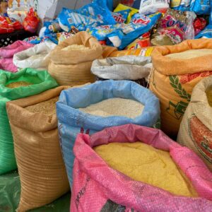 Maria Dias Instagram - Mercados. Nunca falha nas viagens. Nestes há grão de bico e favas cozidos e vendidos a granel (quero isso no meu bairro também!); legumes e frutas da estação, e um intenso aroma a hortelã e ervas aromáticas; arroz, cuscus, sêmola de milho, centeio e outros grãos a granel; leguminosas e ervas secas; tâmaras, um oceano de tâmaras, mas também muitos outros frutos secos e oleaginosas; com jeitinho ainda pode cortar o cabelo num barbeiro improvisado, e se tiver um ratito é só escolher umas das tajines feitas sobre lenha. Os mercados são uma experiência imperdível tirando a parte dos animais, que irei falar no próximo post. Para já queria só encher a mochila de tâmaras para levar.