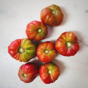 Maria Dias Instagram - Passadeira vermelha natural 🍅Terminou a season do vermelho tomate. Este chuva não ajudou a mantê-la (foi tão desejada, não se queixem). Não, os tomates não dão o ano inteiro. Se os encontra o ano inteiro é porque, de duas uma: ou crescem em condições artificiais ou vêm de um país que tenha sol no momento em que é Inverno no nosso. Vamos respeitar o ciclo natural e desperdir-nos dos tomates sumarentos e dar as boas vindas ao que traz a nova estação. Esperam-se tons terra, raízes são tendência e folhos, i mean, folhas, especialmente verdes escuras. Falo de couves, de todas as maneiras. 
Aaah. Não era tão fixe que houvessa a mesma (ou mais!) excitação com as frutas e legumes da estação que há com as passadeiras fall/winter no mundo? Eraaaaa!! 
Bye, tomatinhos, vemo-nos no calor ☀️