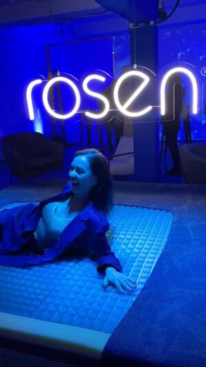María Elena Dressel Instagram - ¡Mis amores estoy más que feliz con mi nueva #ROSENINFINIT de @rosen.cl!

✨ Ya llevo un par de semanas durmiendo zzzz con esta cama que tiene tecnología TECHNOGEL. La promesa es real! Asegura un descanso absoluto. Para mí, dormir bien es demasiado importante porque me levanto a las 5.30 am por mi  trabajo y me mantengo en movimiento todo el dia! Descansar bien es un mantra.

Tengo la Orbix 06 que combina el TECHNOGEL con resortes, lo que aumenta la sensación de comodidad. Incluso, se amolda a mi cuerpo. Es MARAVILLOSAAAA

Gracias a @rosen.cl por mi #ROSENINFINIT y mi nuevo buen dormir 😴
📹 @nachasagredo
#publicidad