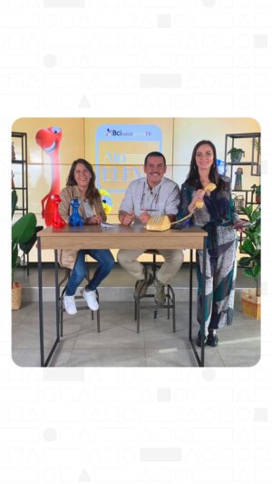 María Elena Dressel Instagram - ¿Cómo repensar mi estrategia de marketing digital?🤔 Esa fue la pregunta que Victor Salinas de @excursioneskawsay le hizo a Francisca Escobar de @thekickass_co 🚀 
Dale play a este nuevo capítulo de #AloElena ☎️