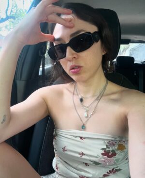 María Evoli Instagram - 28 de mayo 24 
Ya es junio, ¿qué no?
No estoy en la playa 
No hay ventilador
Los granos de arena caen 
¿Te acuerdas como ayer no me podía levantar del piso?
Estoy derretida, ayúuuuuuudameeeeeee
Nos vemos el viernes, eh
La risas con las amigas como ecos
Lo único que me anima tantito en estas tardes de calor